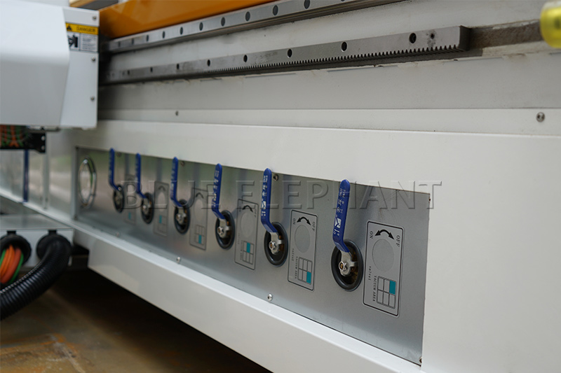 無(wú)孔工藝帶排鉆包開(kāi)料機(jī)